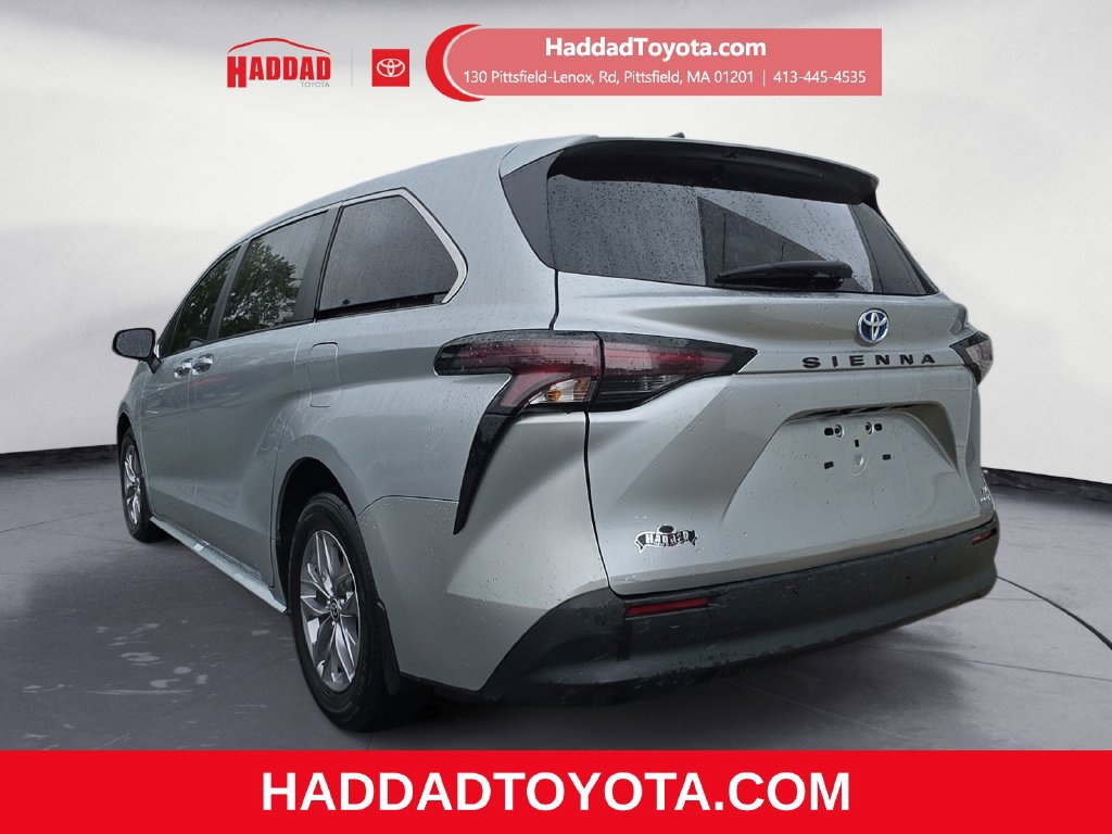 Used 2023 Toyota Sienna XLE FWD image 3