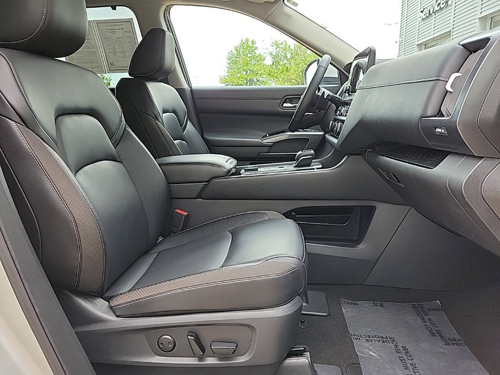Used 2025 Nissan Pathfinder SL AWD/4WD image 18