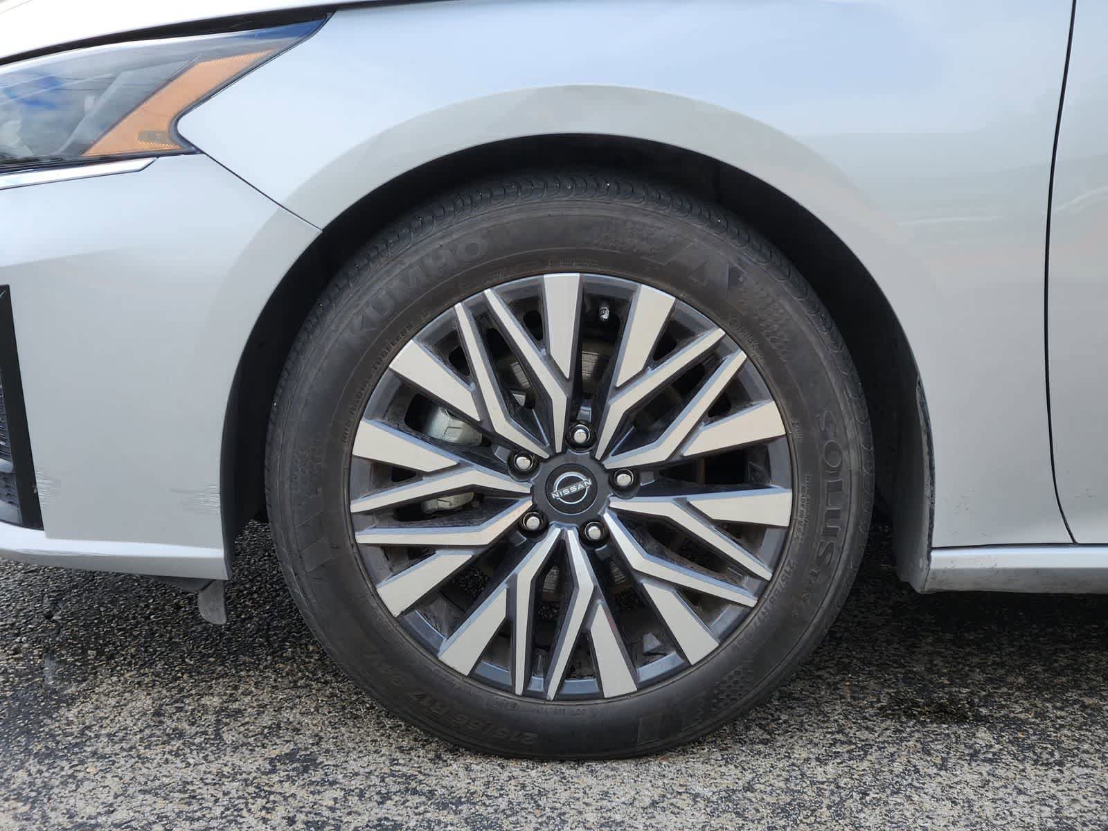 Used 2025 Nissan Altima 2.5 SV FWD image 9