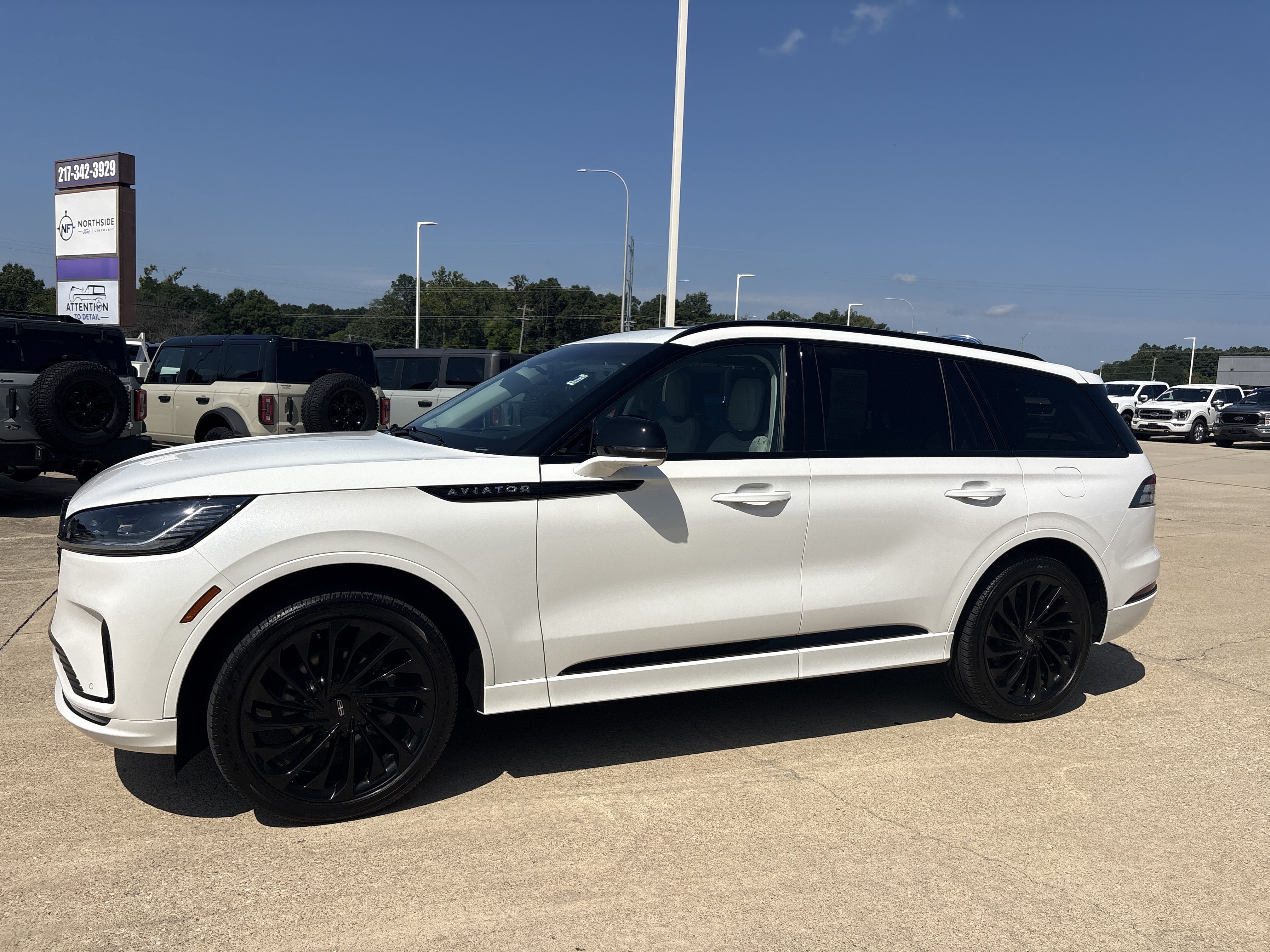 Used 2025 Lincoln Aviator Reserve w/ Equipment Group 201A AWD/4WD image 3