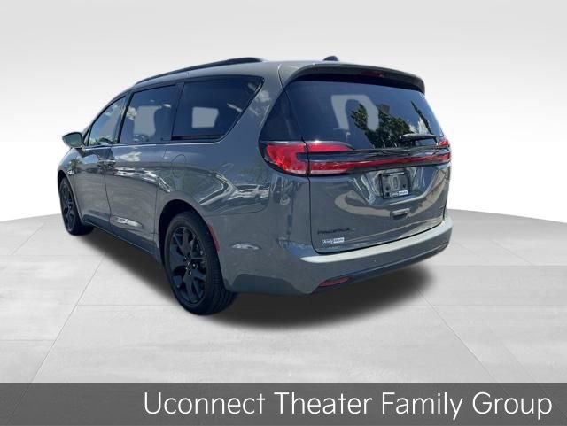 Used 2021 Chrysler Pacifica Touring-L w/ Uconnect Theater Family Group AWD/4WD image 5