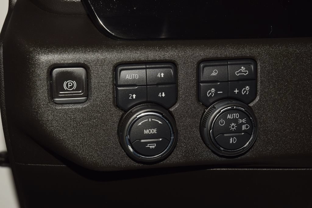 Used 2022 Chevrolet Silverado 1500 LTZ AWD/4WD image 38