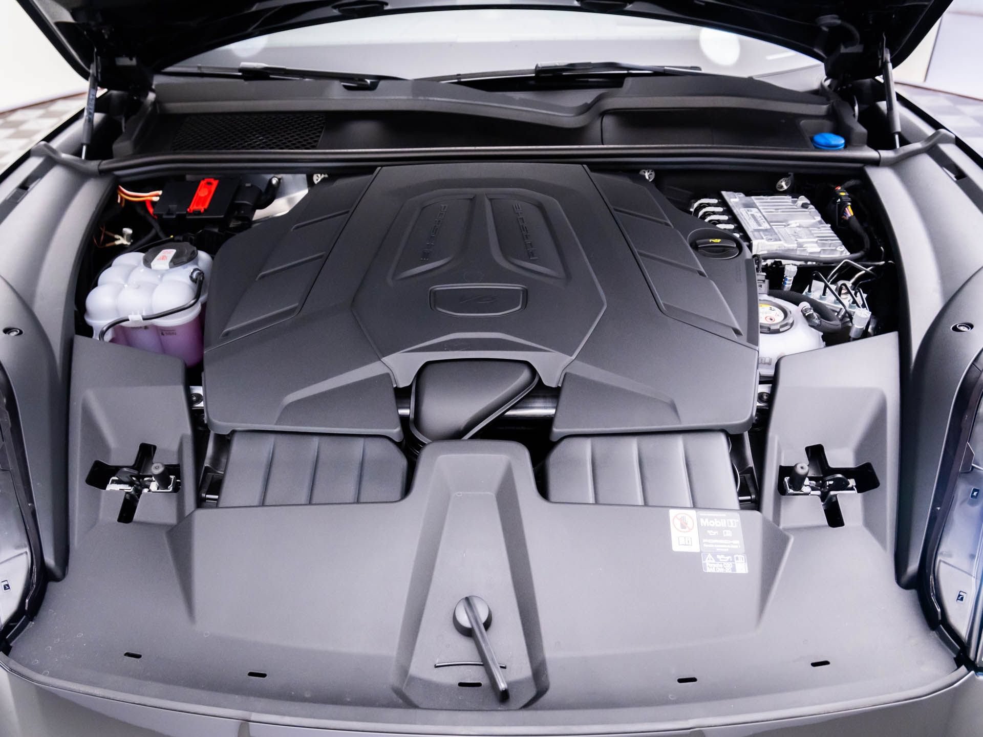 Certified 2025 Porsche Cayenne E-Hybrid Coupe AWD/4WD image 29