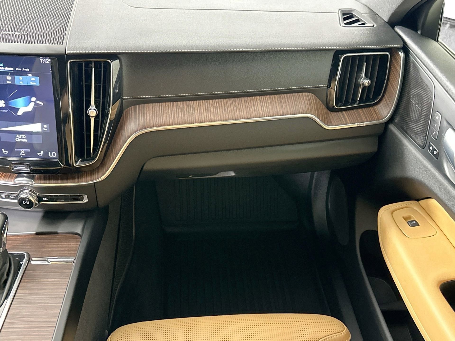 Used 2020 Volvo XC60 T5 Inscription image 25