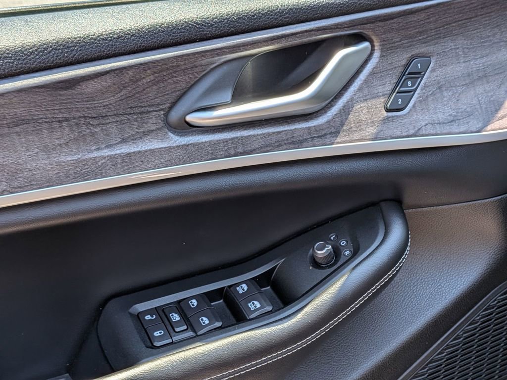 Used 2023 Jeep Grand Cherokee Limited AWD/4WD image 12