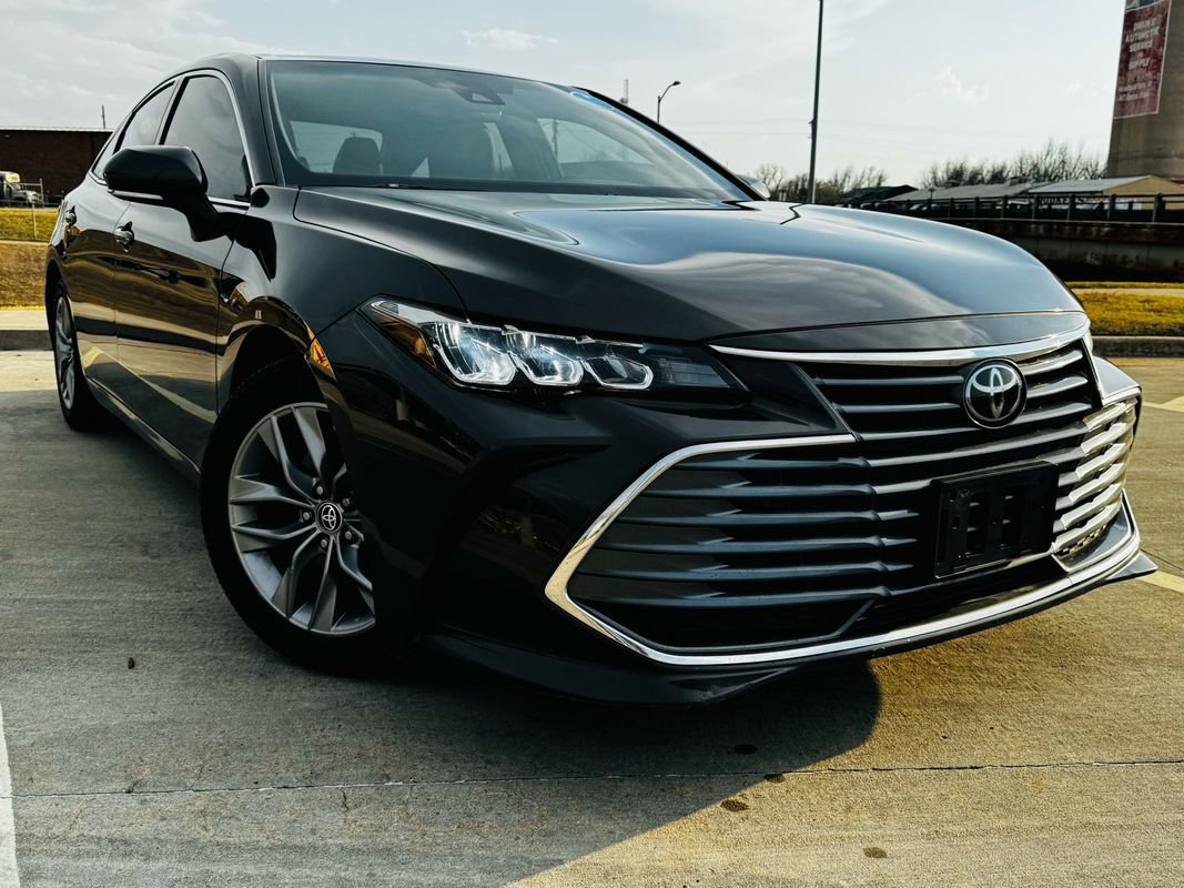 Used 2019 Toyota Avalon XLE w/ Moonroof Package image 3