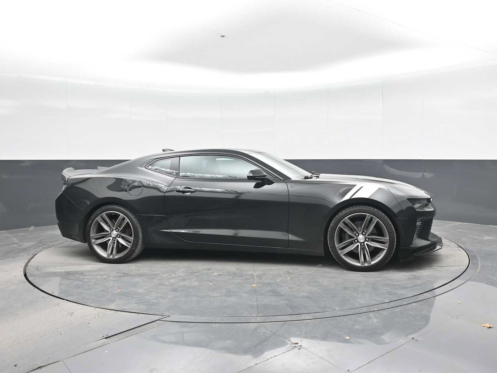 Used 2018 Chevrolet Camaro SS RWD image 9
