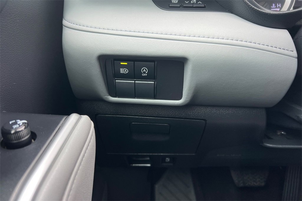 Certified 2023 Toyota Highlander L image 30