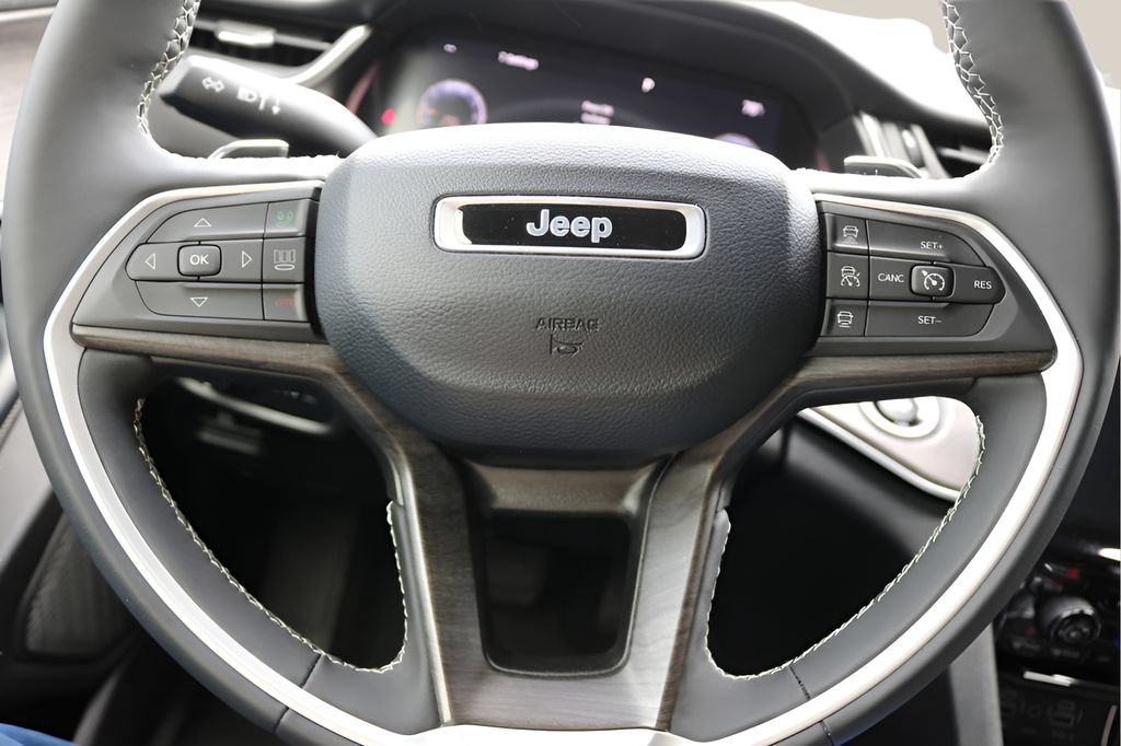 Used 2024 Jeep Grand Cherokee Limited AWD/4WD image 21