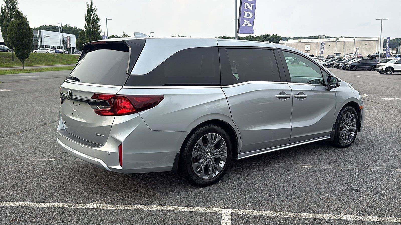 Used 2025 Honda Odyssey Touring image 5