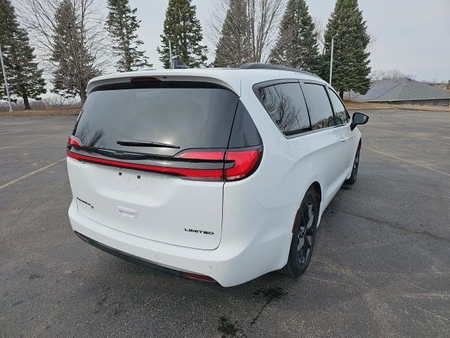 Used 2025 Chrysler Pacifica Limited image 6