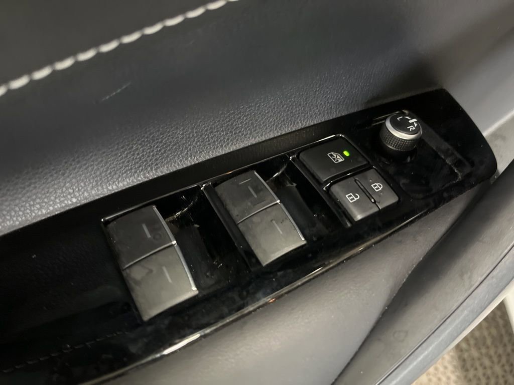 Used 2021 Toyota Corolla SE w/ SE Preferred Package image 4