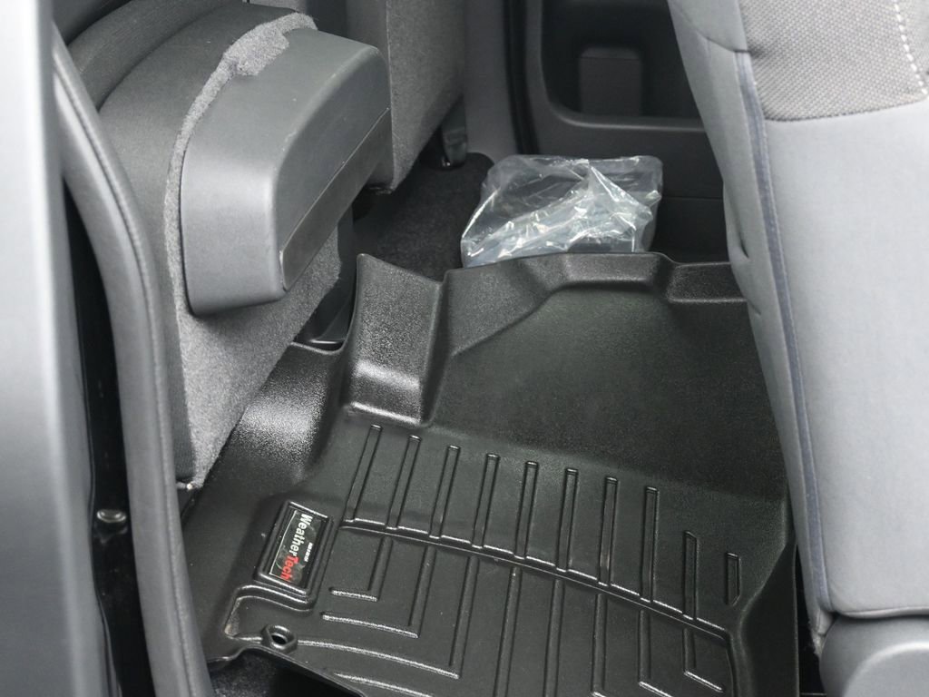 Used 2025 Nissan Frontier SV image 9