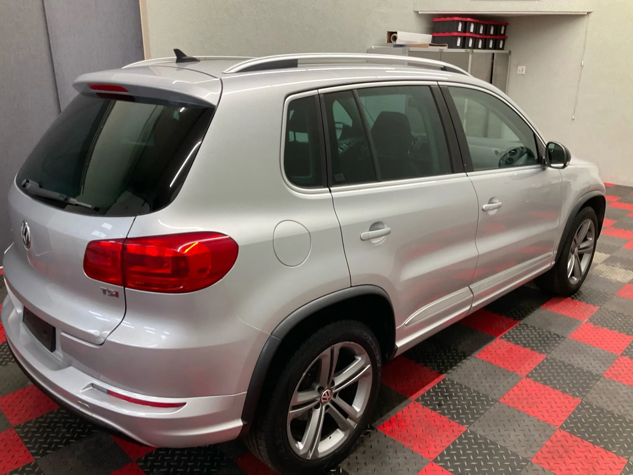 Used 2017 Volkswagen Tiguan Sport image 3