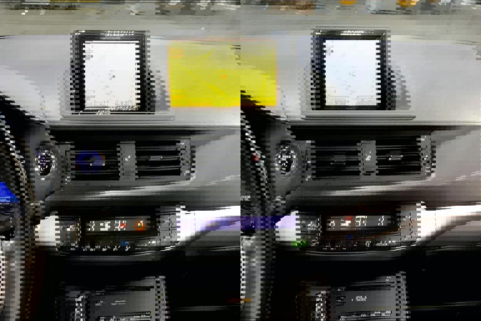 Used 2011 Lexus CT 200h Premium image 6