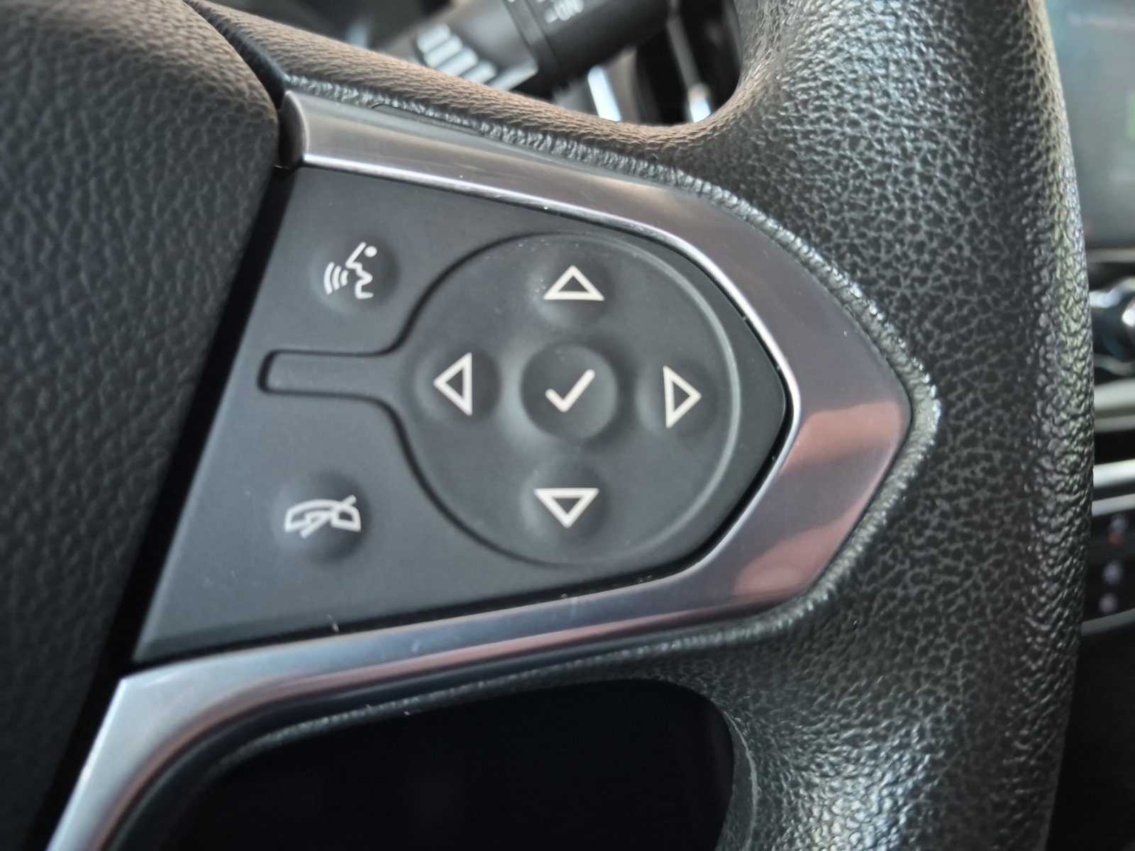 Used 2021 Chevrolet Traverse LS FWD image 13