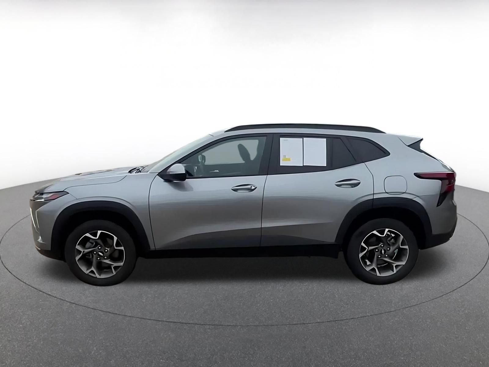 Used 2025 Chevrolet Trax LT FWD image 9