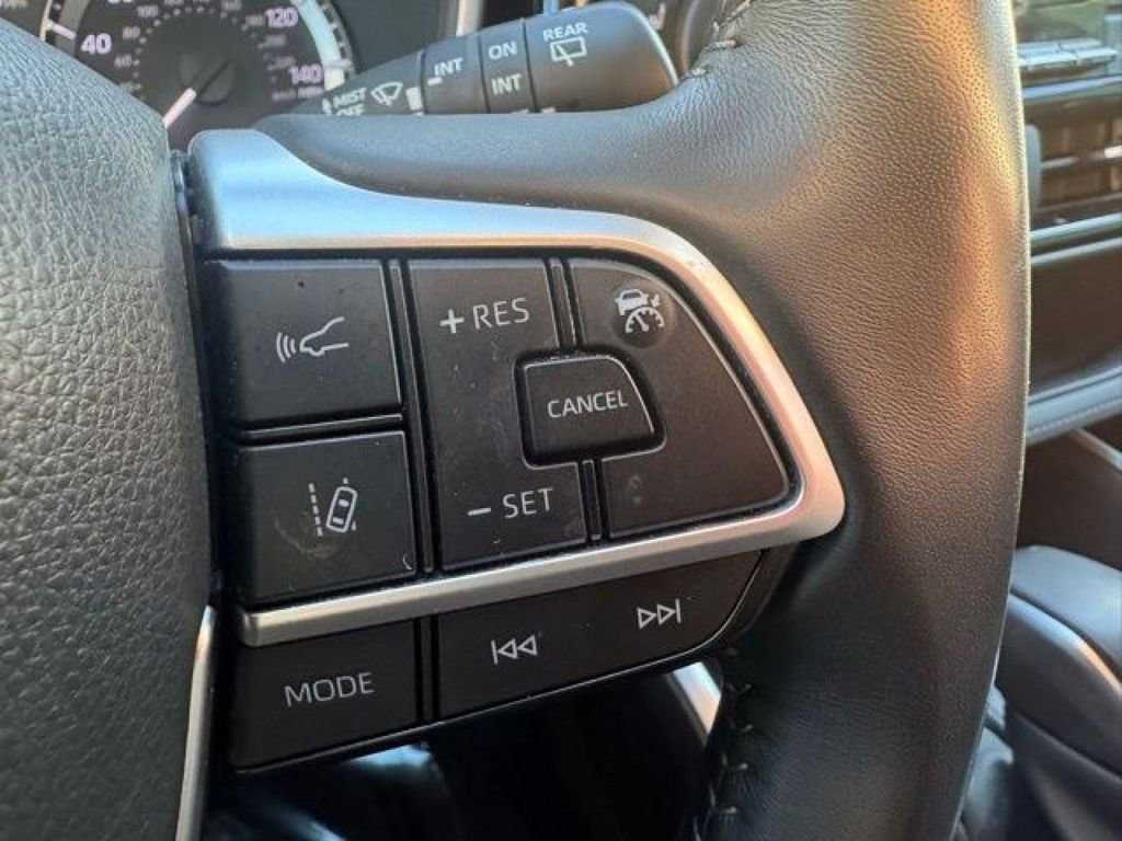 Used 2023 Toyota Highlander XLE AWD/4WD image 30