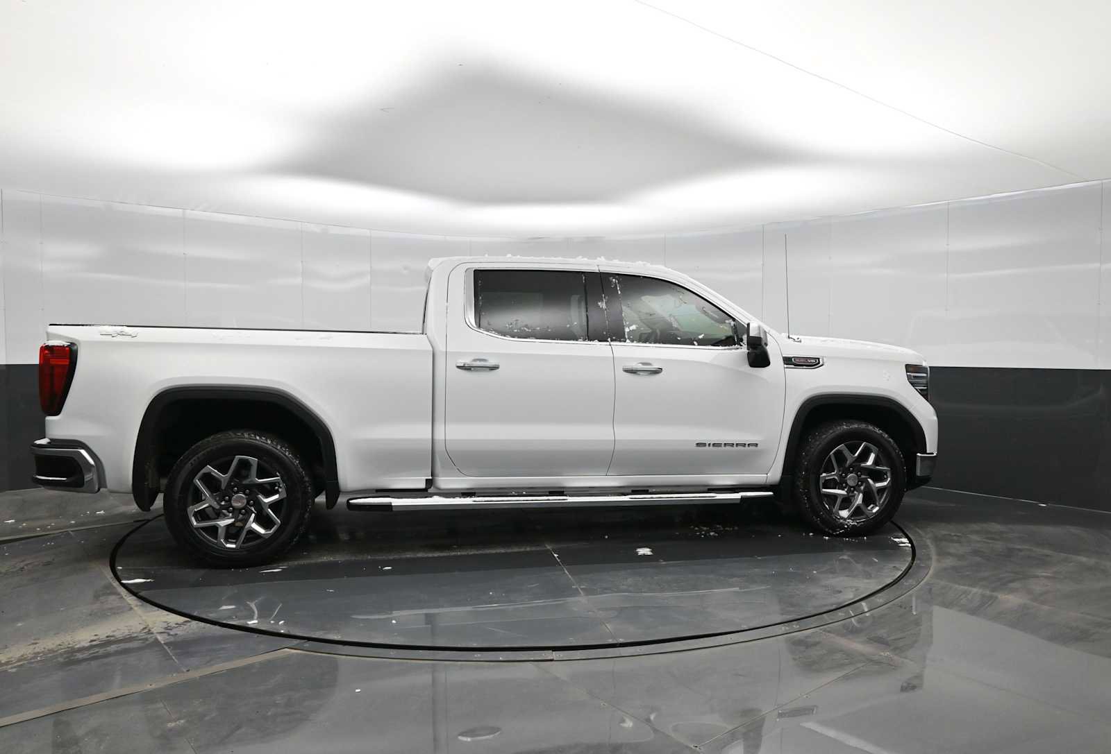 Used 2023 GMC Sierra 1500 SLT w/ SLT Convenience Package image 9
