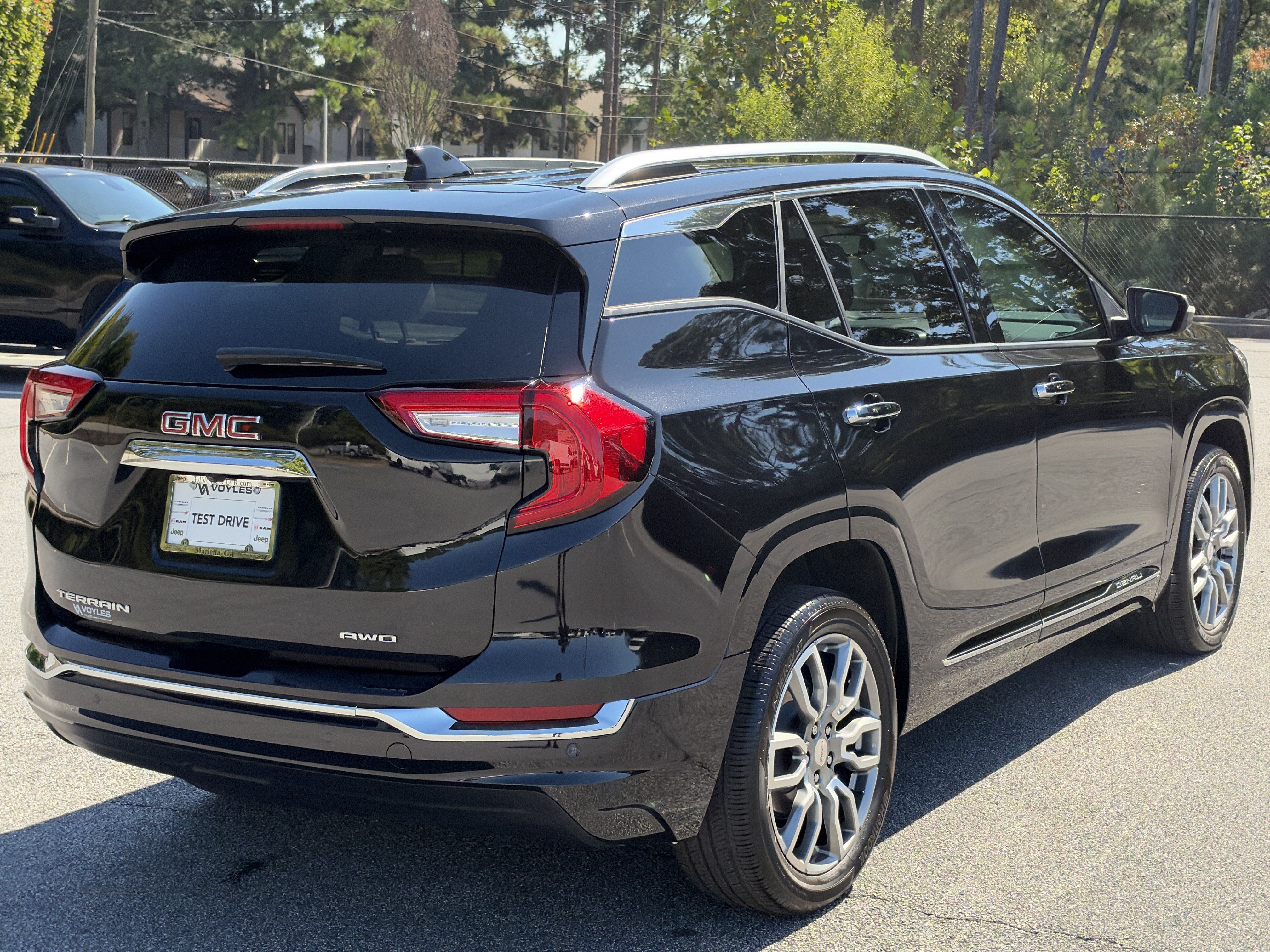 Used 2022 GMC Terrain Denali w/ Denali Premium Package AWD/4WD image 8