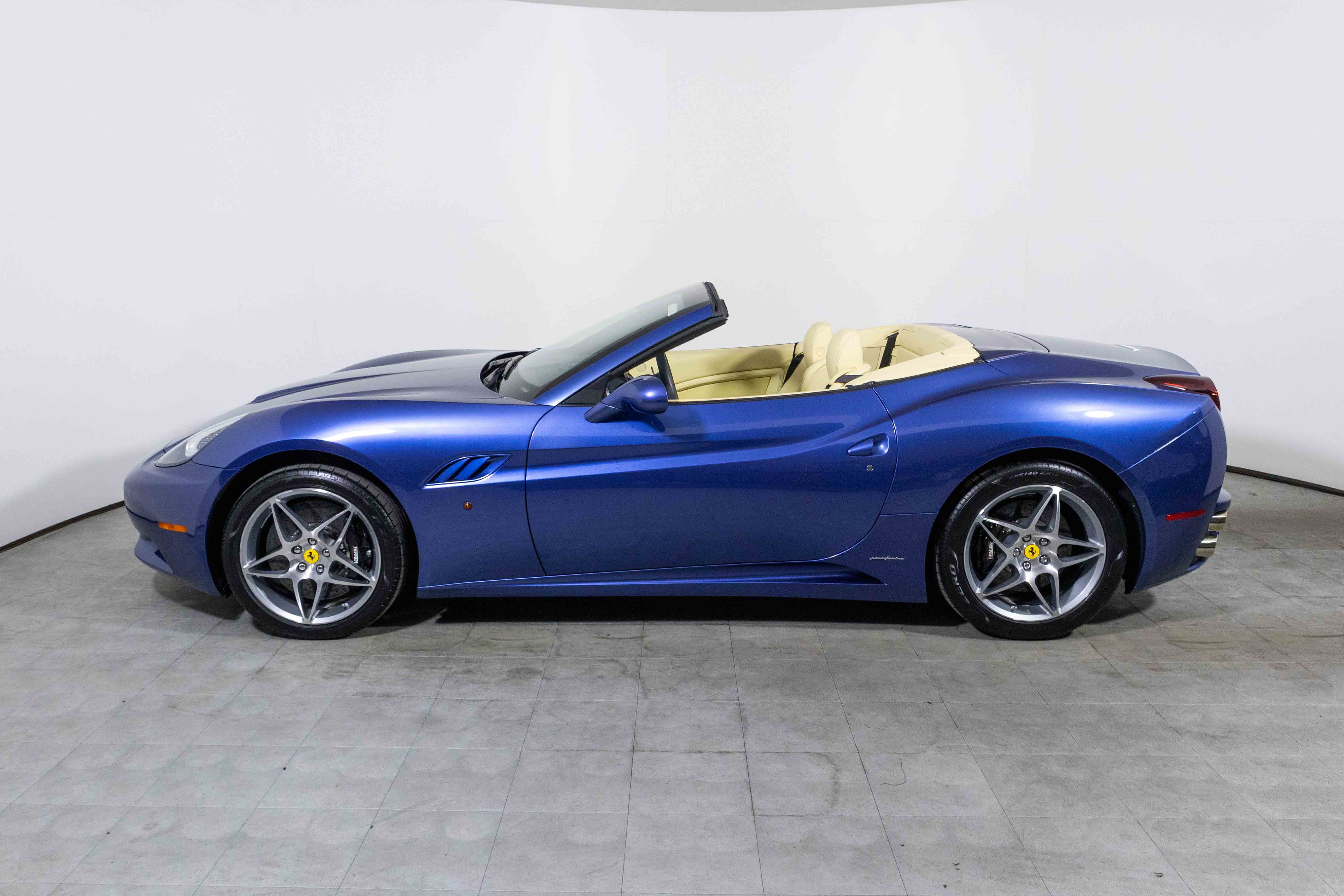 Used 2010 Ferrari California image 5