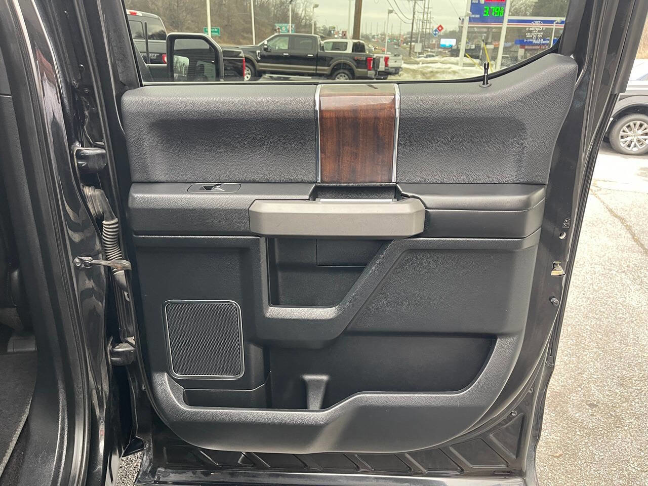 Used 2015 Ford F150 Platinum w/ Equipment Group 701A Luxury image 33