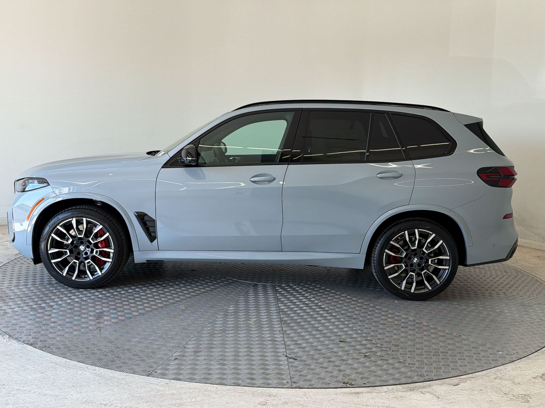 New 2026 BMW X5 M60i w/ Executive Package AWD/4WD image 2