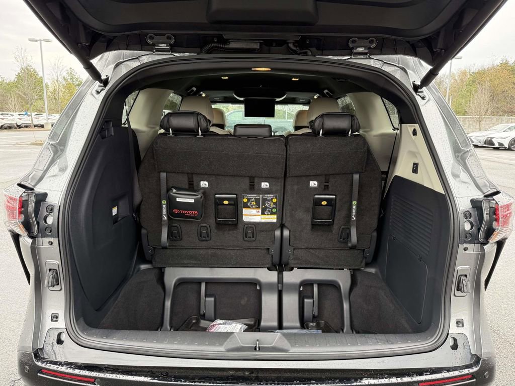 Used 2026 Toyota Sienna Platinum image 31