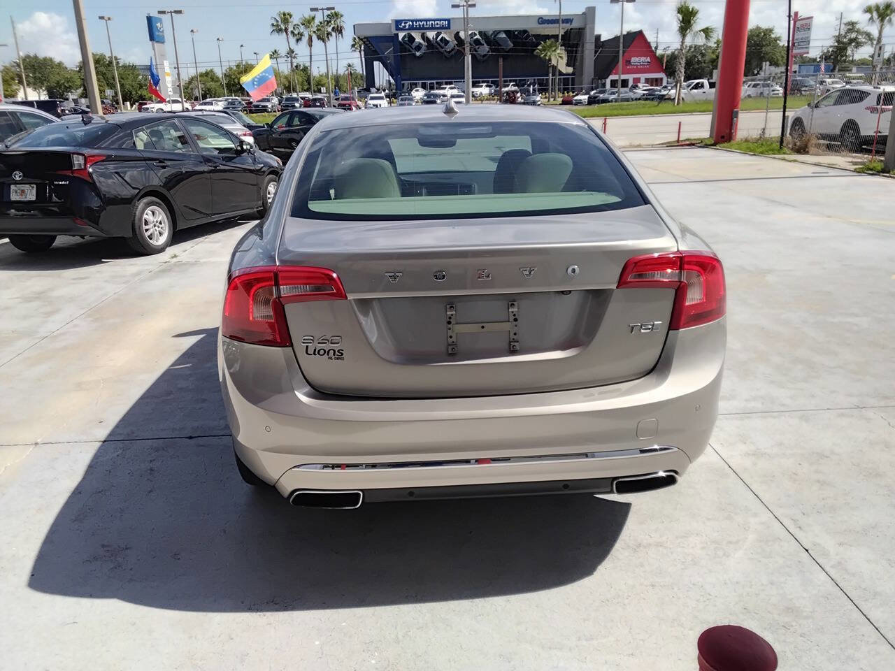 Used 2016 Volvo S60 T5 Inscription Platinum image 15