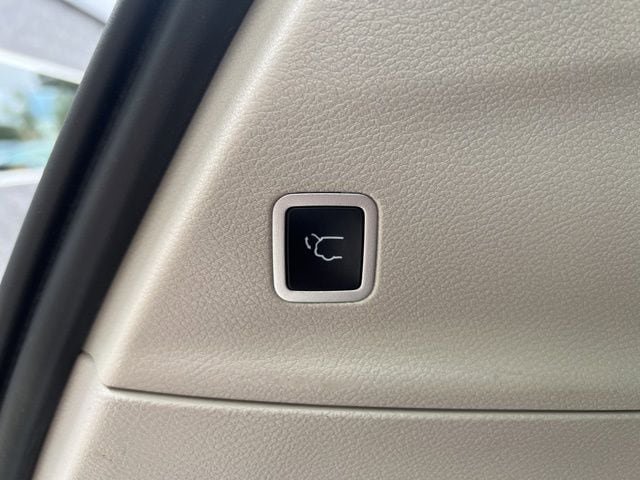 Certified 2024 Chrysler Pacifica Touring-L FWD image 12