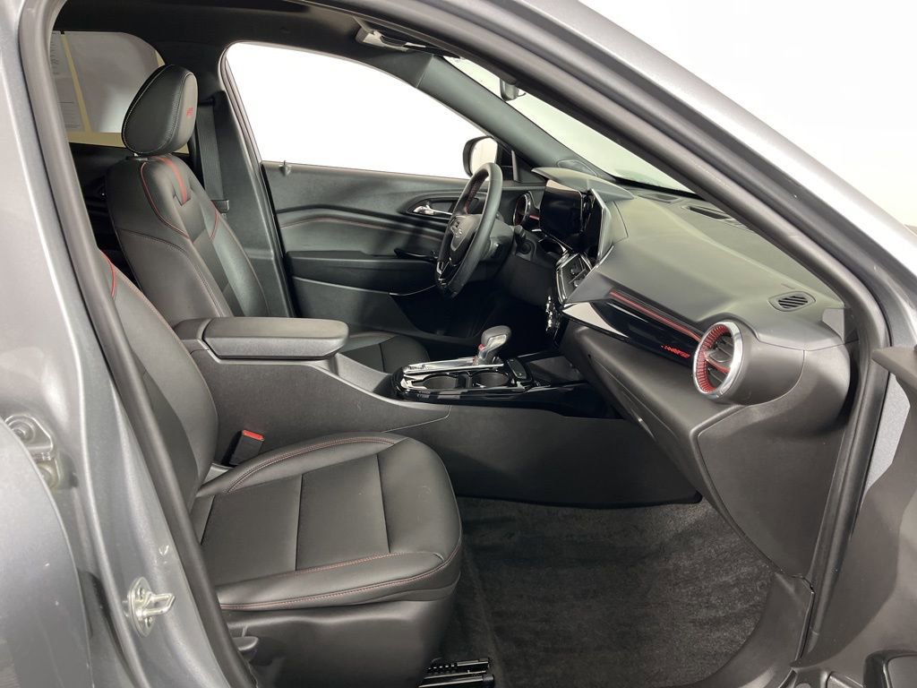 Used 2025 Chevrolet Trax RS w/ Sunroof Package FWD image 6