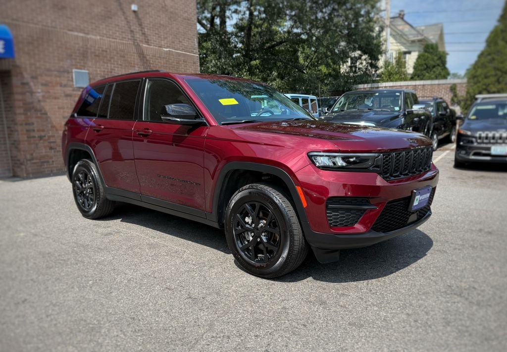 Used 2025 Jeep Grand Cherokee Altitude AWD/4WD image 3