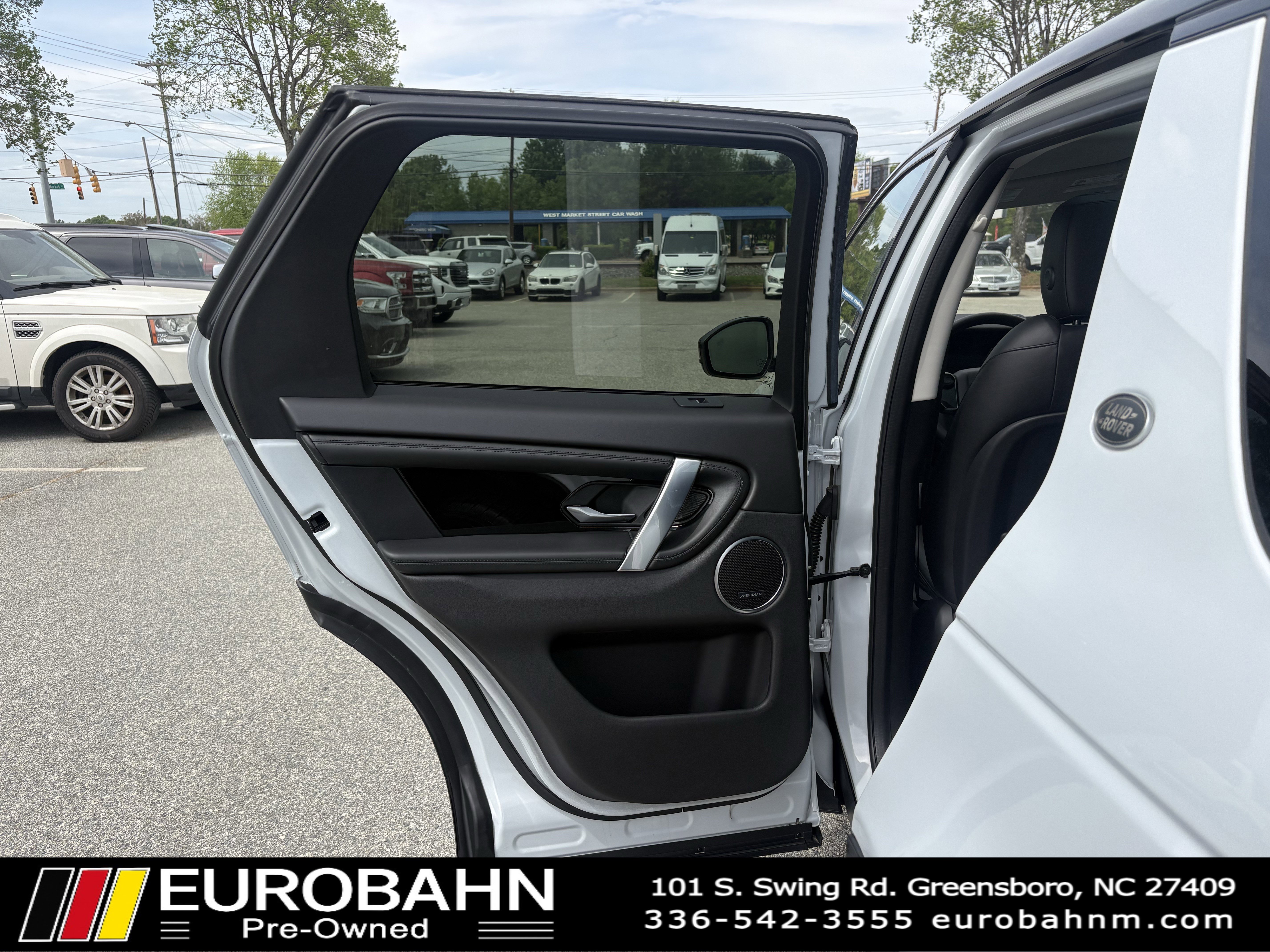 Used 2020 Land Rover Discovery Sport SE image 11