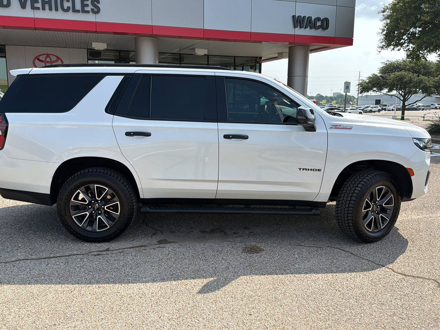 Used 2022 Chevrolet Tahoe Z71 w/ Luxury Package AWD/4WD image 2