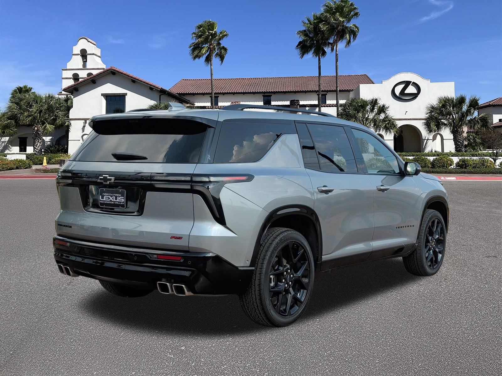 Used 2025 Chevrolet Traverse RS FWD image 2