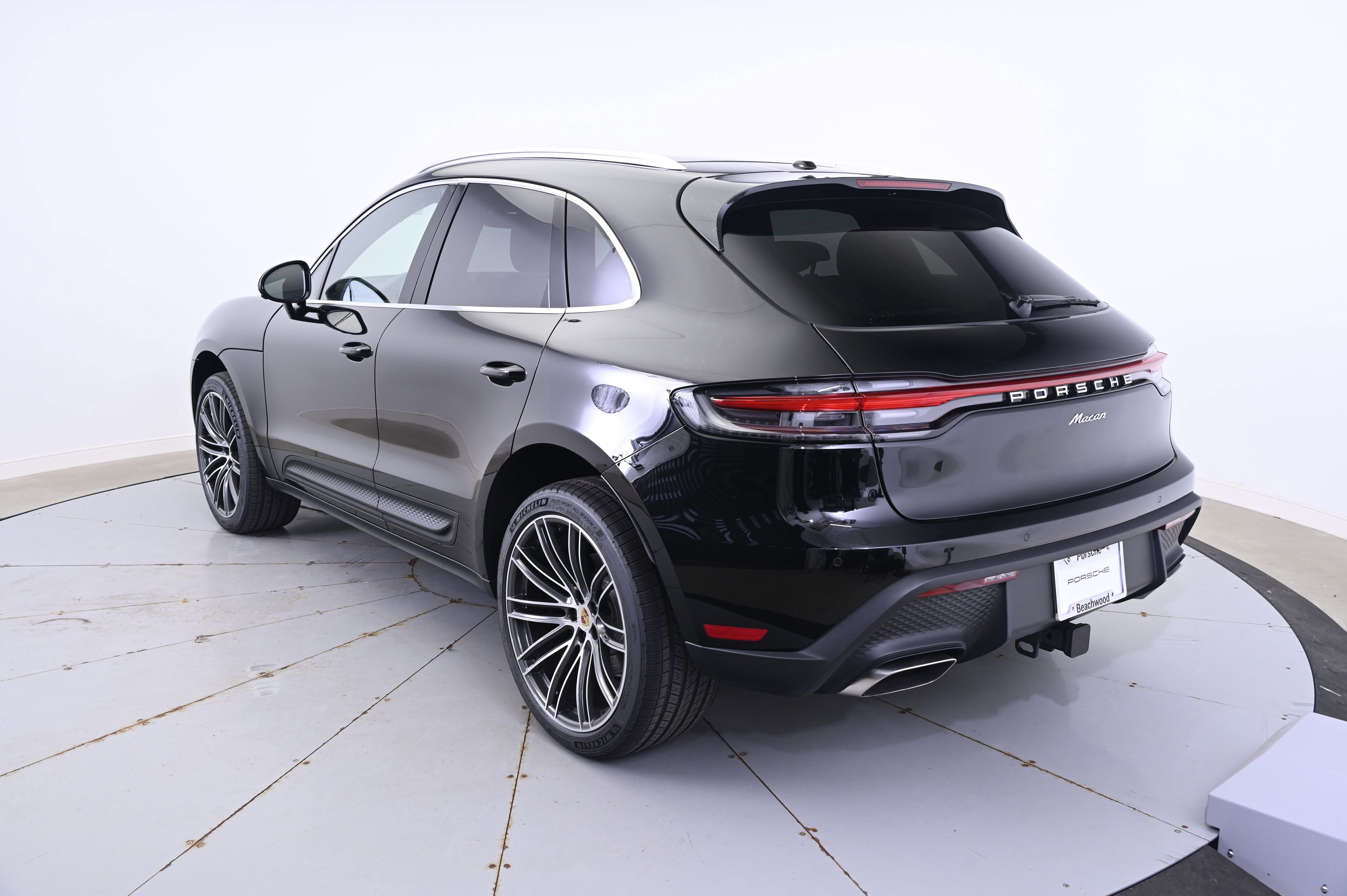 Certified 2025 Porsche Macan image 3
