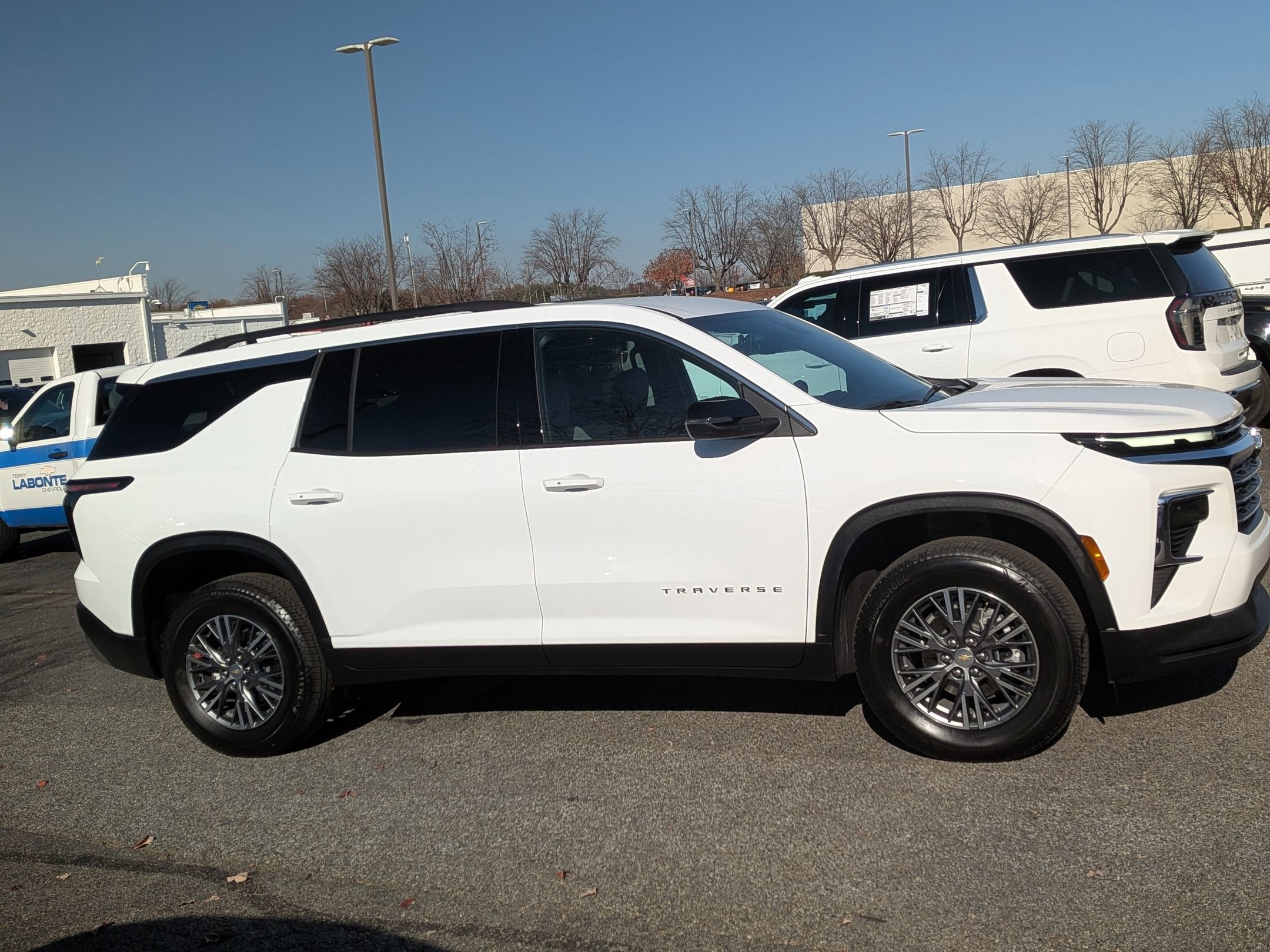 Used 2025 Chevrolet Traverse LT image 10