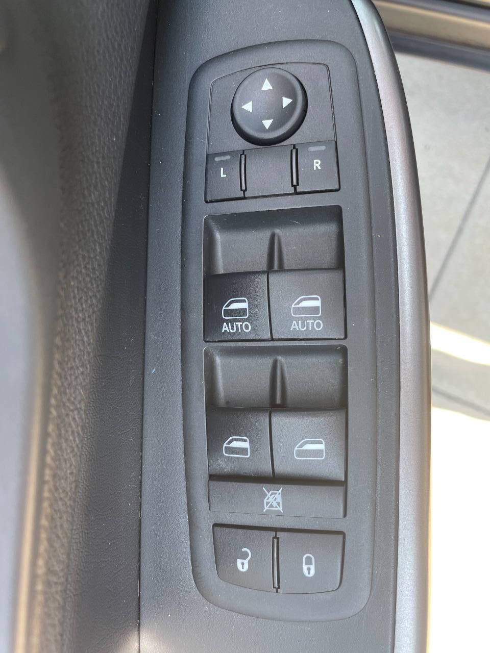 Used 2019 Jeep Cherokee Limited image 27