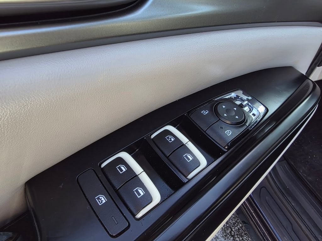 Used 2022 Kia Carnival LX image 12