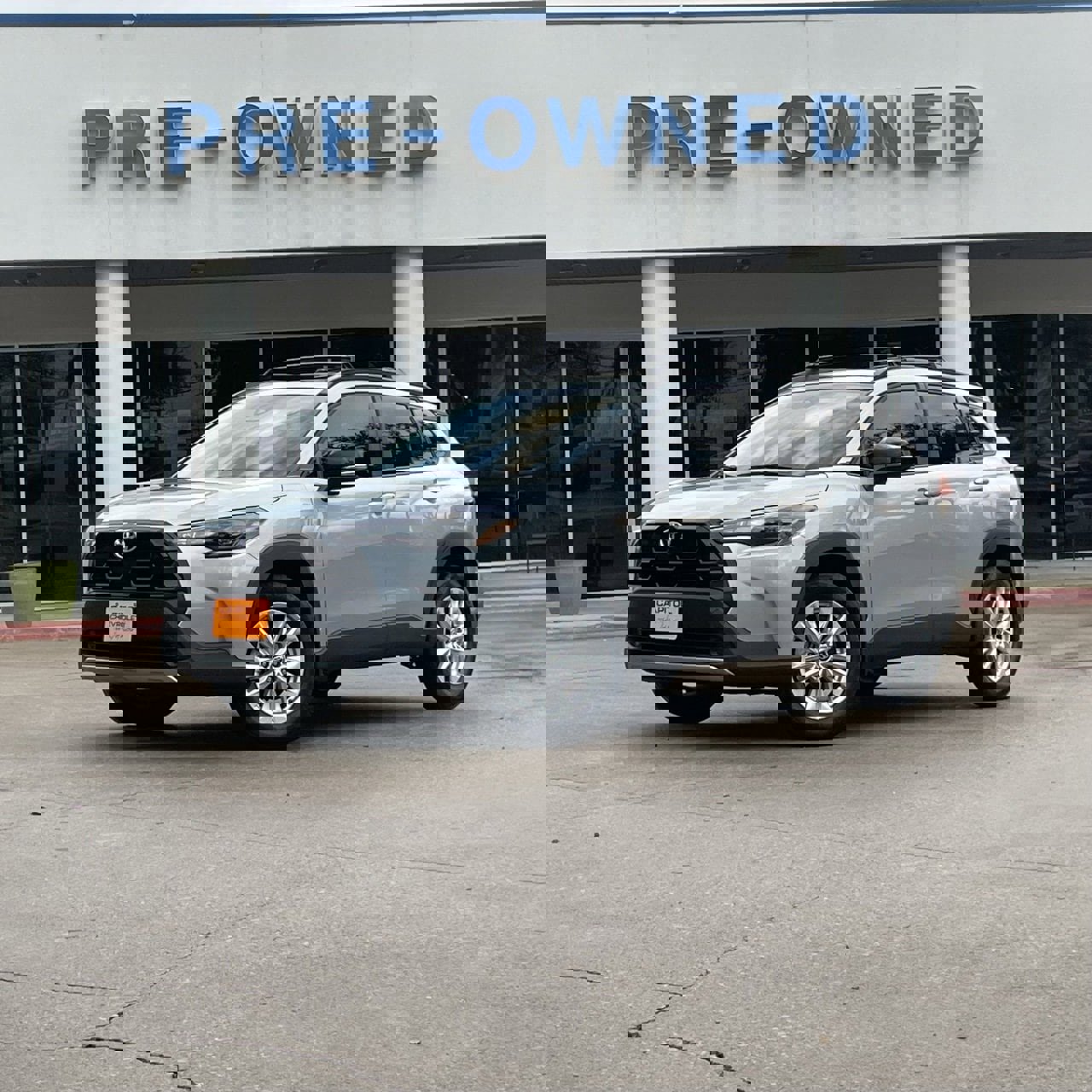 Used 2026 Toyota Corolla Cross LE image 2