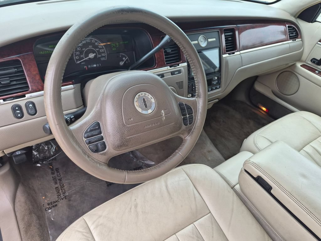 Used 2003 Lincoln Town Car Executive RWD image 12