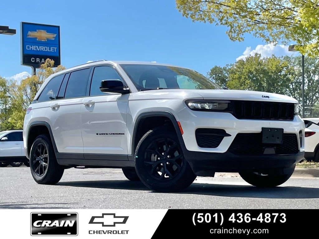 Used 2025 Jeep Grand Cherokee Altitude AWD/4WD image 1