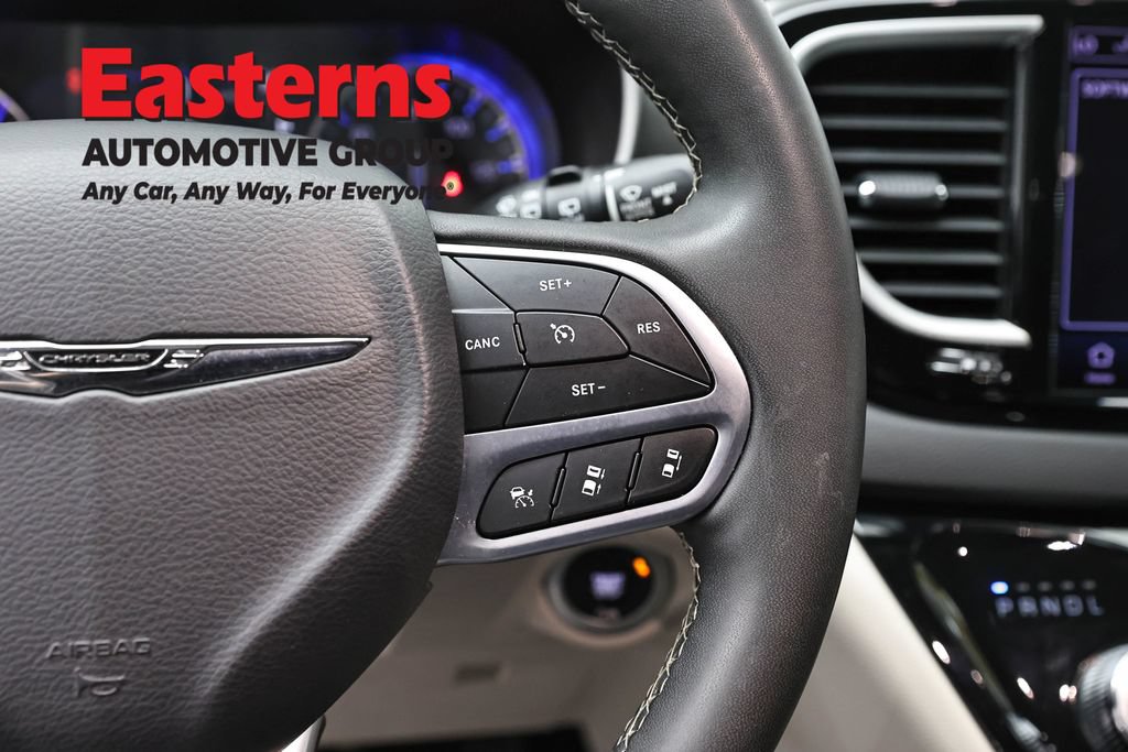 Used 2023 Chrysler Pacifica Touring-L FWD image 16