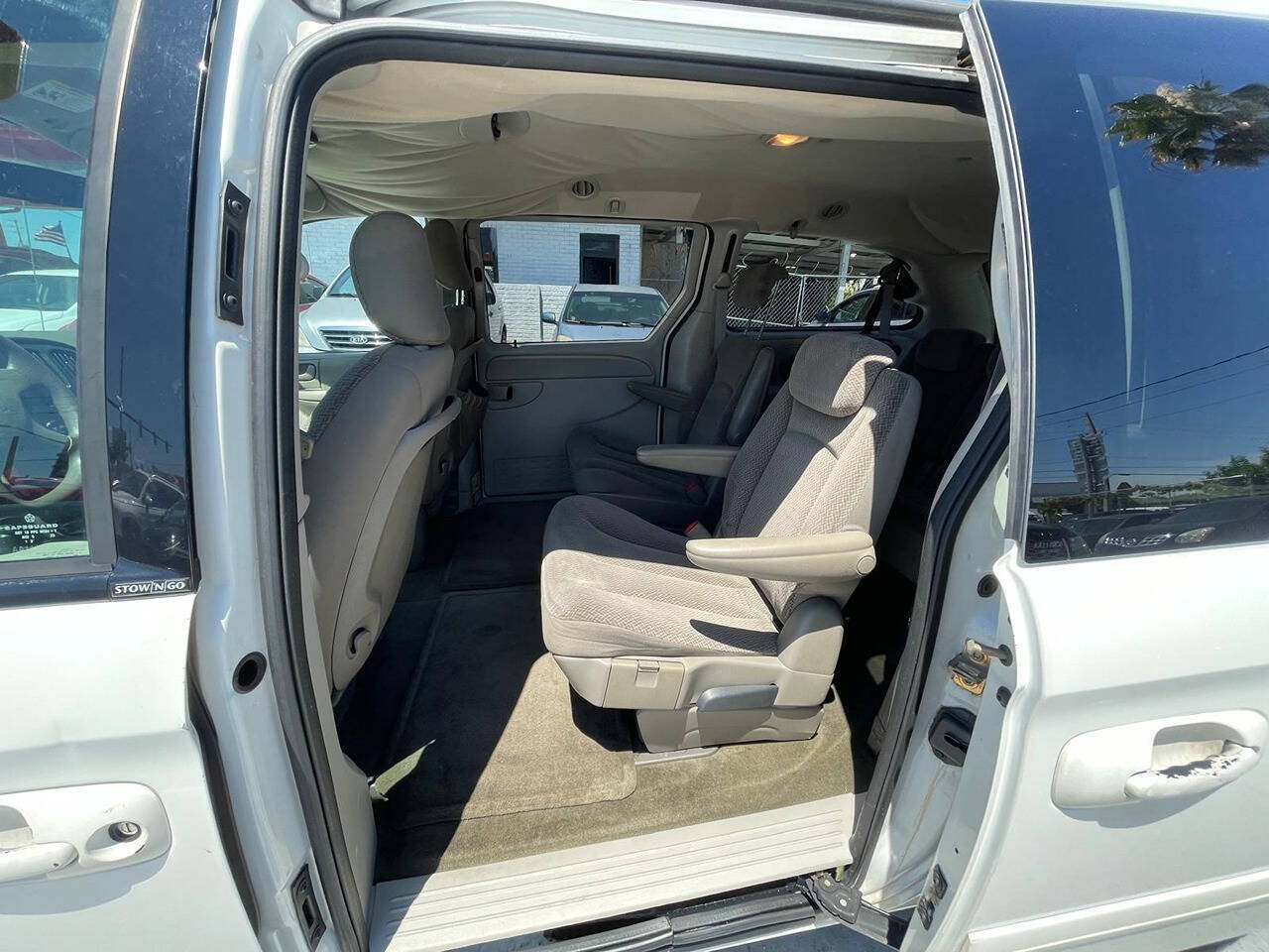 Used 2005 Chrysler Town & Country LX w/ Popular Equipment Group II FWD image 11