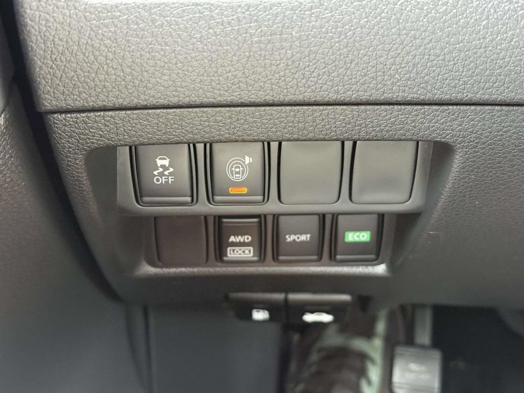 Used 2017 Nissan Rogue SV AWD/4WD image 26