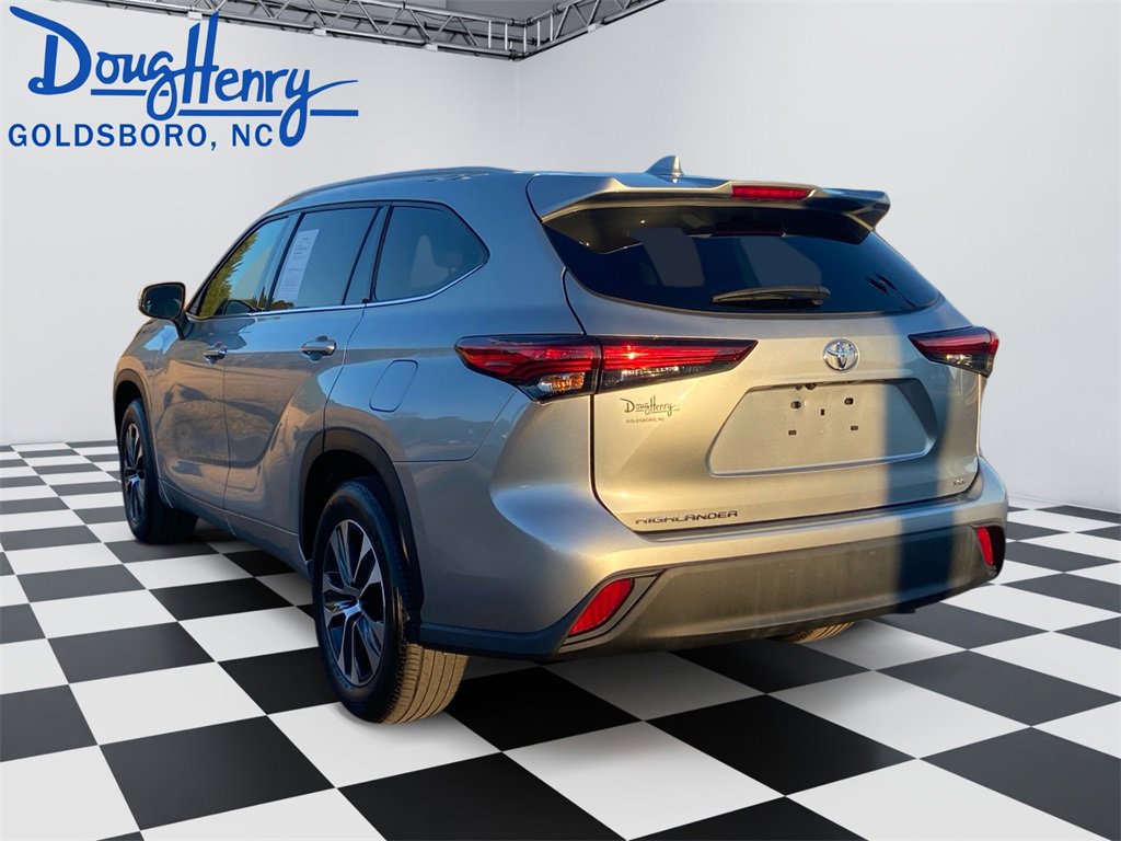Used 2022 Toyota Highlander XLE image 3