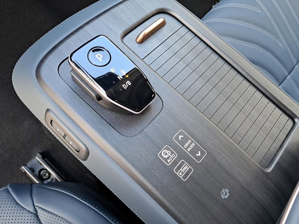 New 2025 Nissan Ariya Platinum image 25