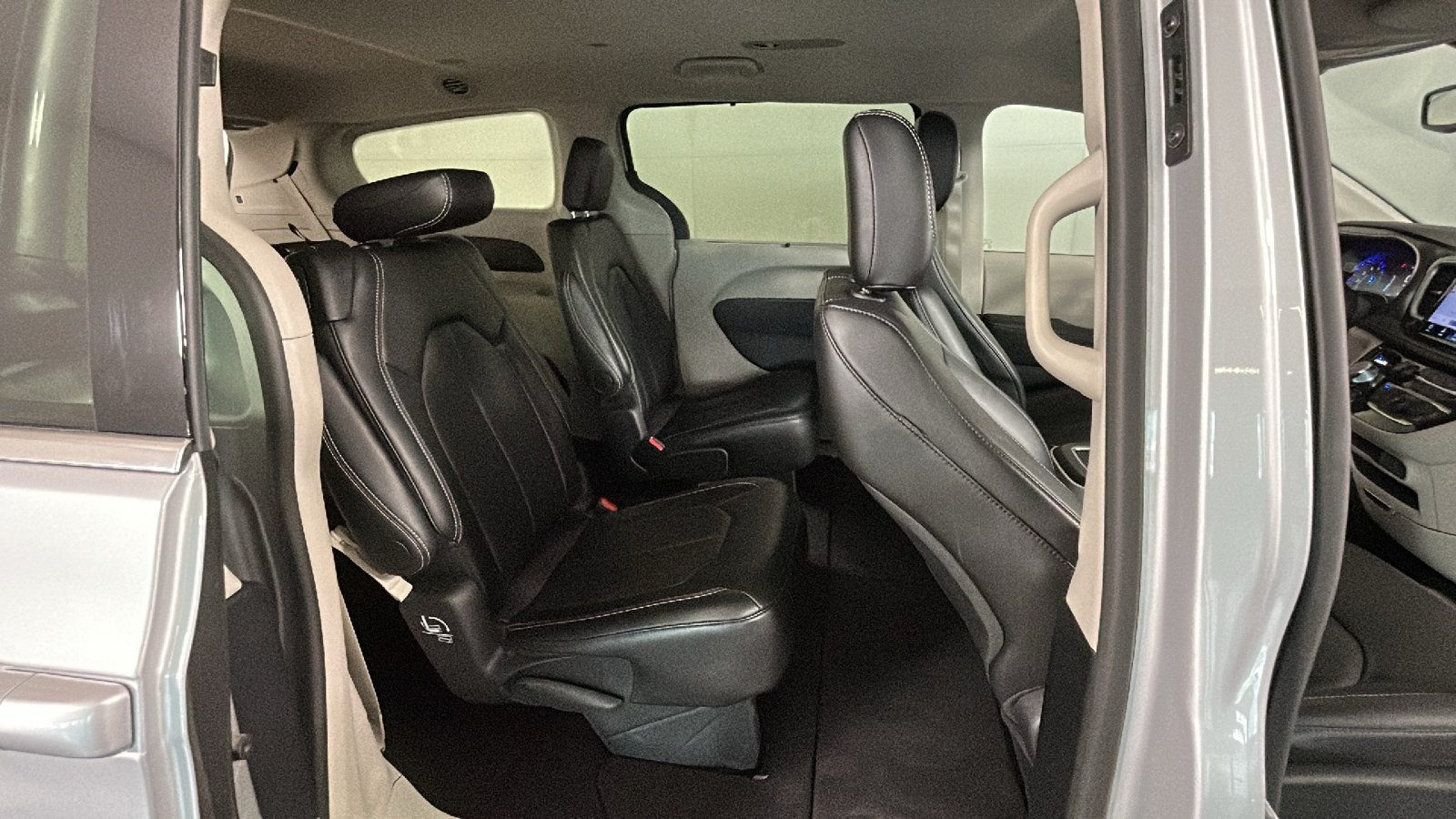 Used 2024 Chrysler Pacifica Touring-L AWD/4WD image 35