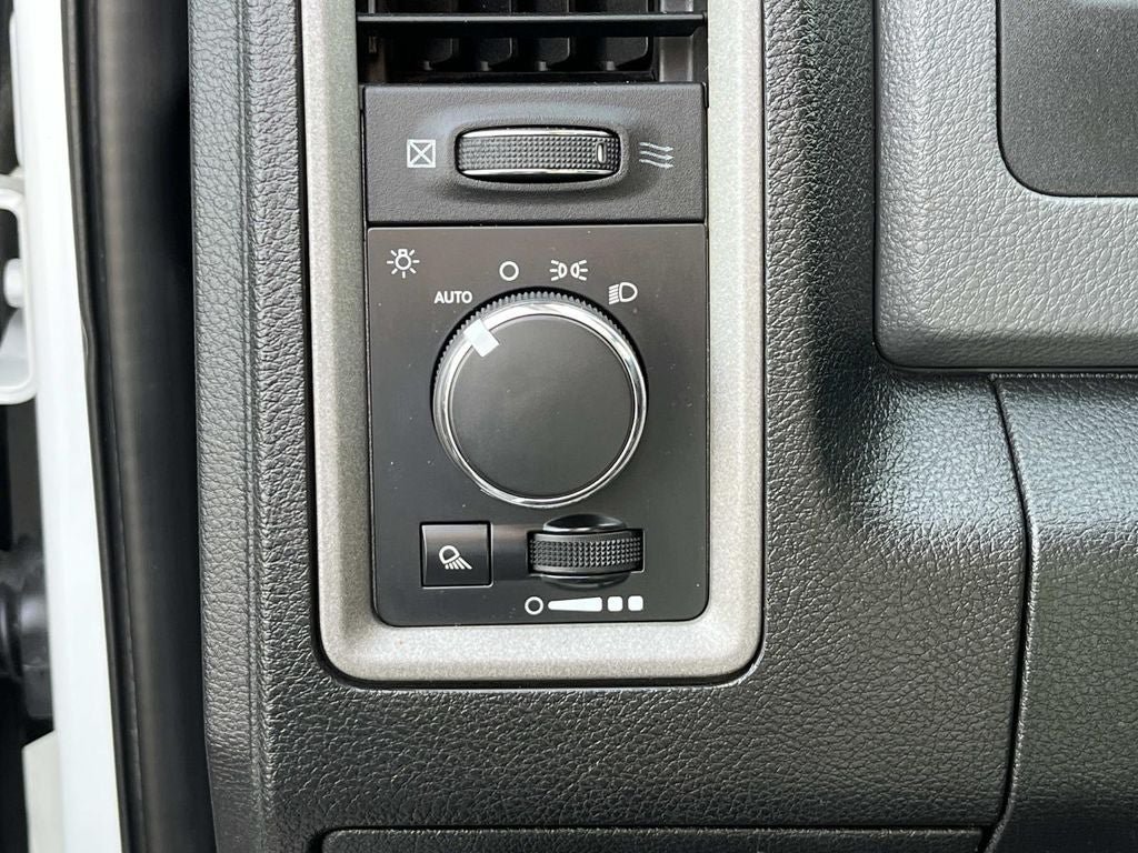 Used 2014 RAM 3500 Tradesman w/ Chrome Appearance Group RWD image 27