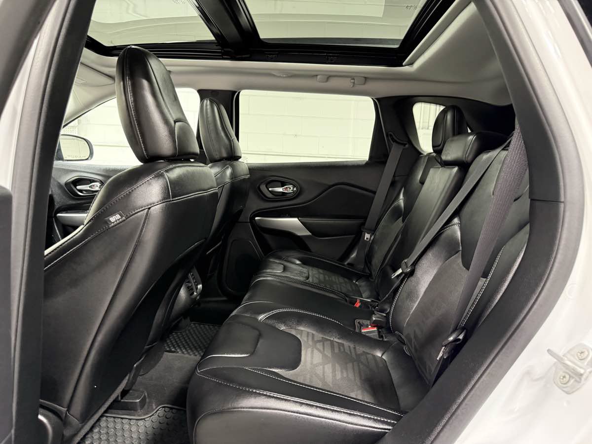 Used 2022 Jeep Cherokee Latitude w/ Sun & Sound Group AWD/4WD image 18